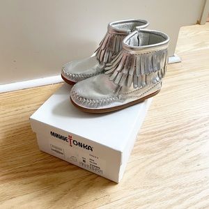Minnetonka Silver Boot SIZE 8